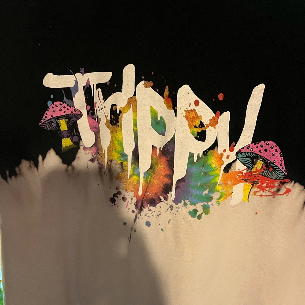 'Trippy' Graphic Two-Tone Tee - Black & White